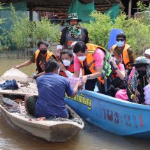 ออมสิน ยกทีมลงเรือช่วยเหลือผู้ประสบอุทกภัยพื้นที่ บางบาล พระนครศรีอยุธยา