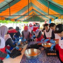 เหล่ากาชาดจังหวัดยะลา ทำข้าวไข่เจียว 1,000 กล่องมอบผู้ประสบภัยน้ำท่วม