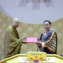 ม.รังสิต มอบปริญญาดุษฎีบัณฑิตกิตติมศักดิ์แด่พระราชวชิรวิทยานุสิฐ  (วราห์  ปุญญวโร)  ในพิธีประสาทปริญญา 2567