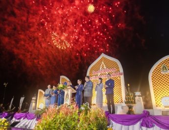 ยิ่งใหญ่ตระการตา “รมว.ซาบีดา” เปิดงานไหลเรือไฟโบราณสักการะบูชาพระธาตุพนม 